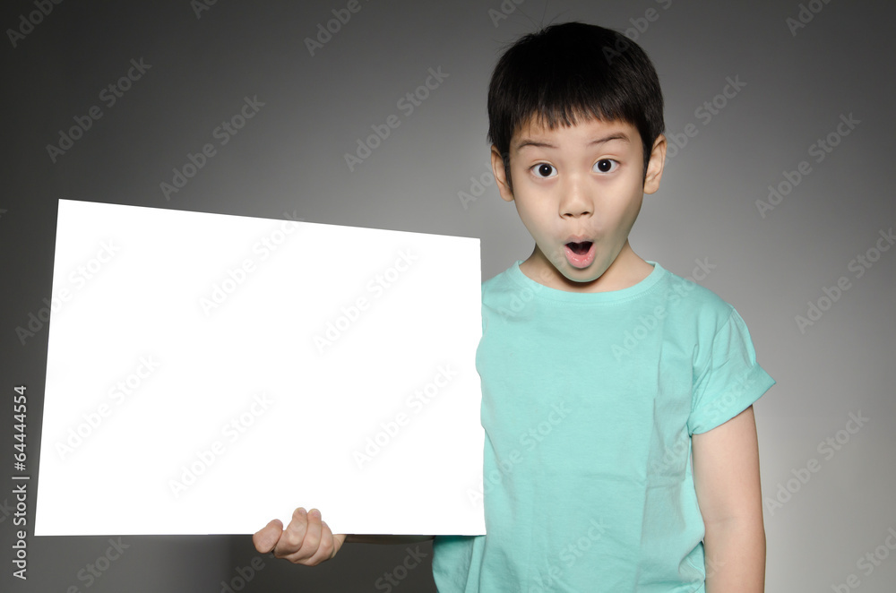 亚洲儿童的肖像，空白板用于添加文本。