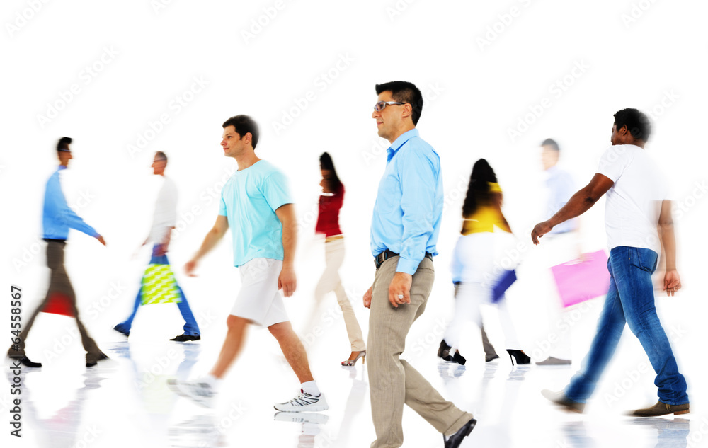 一群形形色色的忙碌人群购物