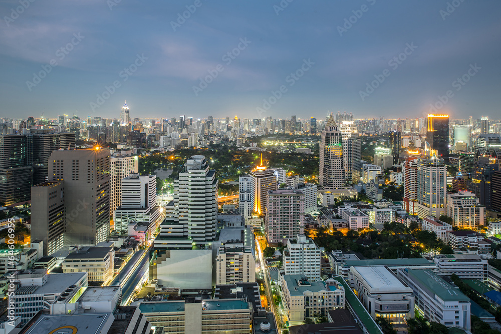 夜晚的现代商业城市（曼谷）