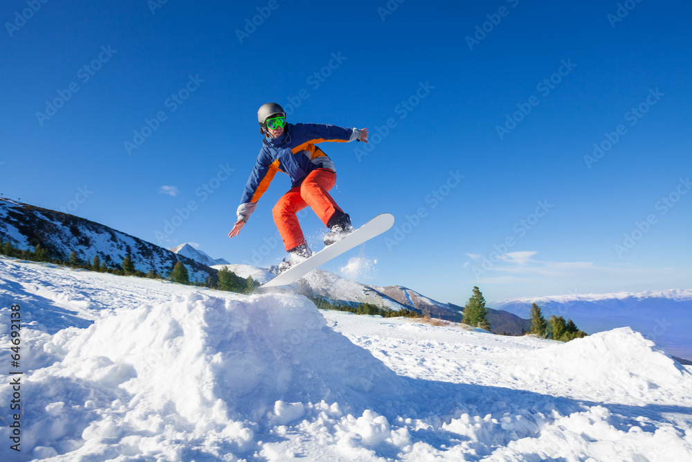 冬季滑雪运动员从山上跳得很高