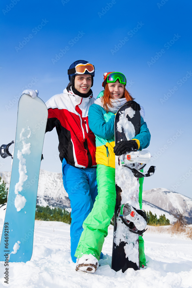 带着滑雪板微笑站立的单板滑雪运动员