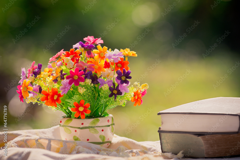 自然背景下的一束鲜花和一本书