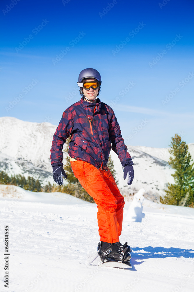 戴着滑雪面罩的男子站在滑雪板上