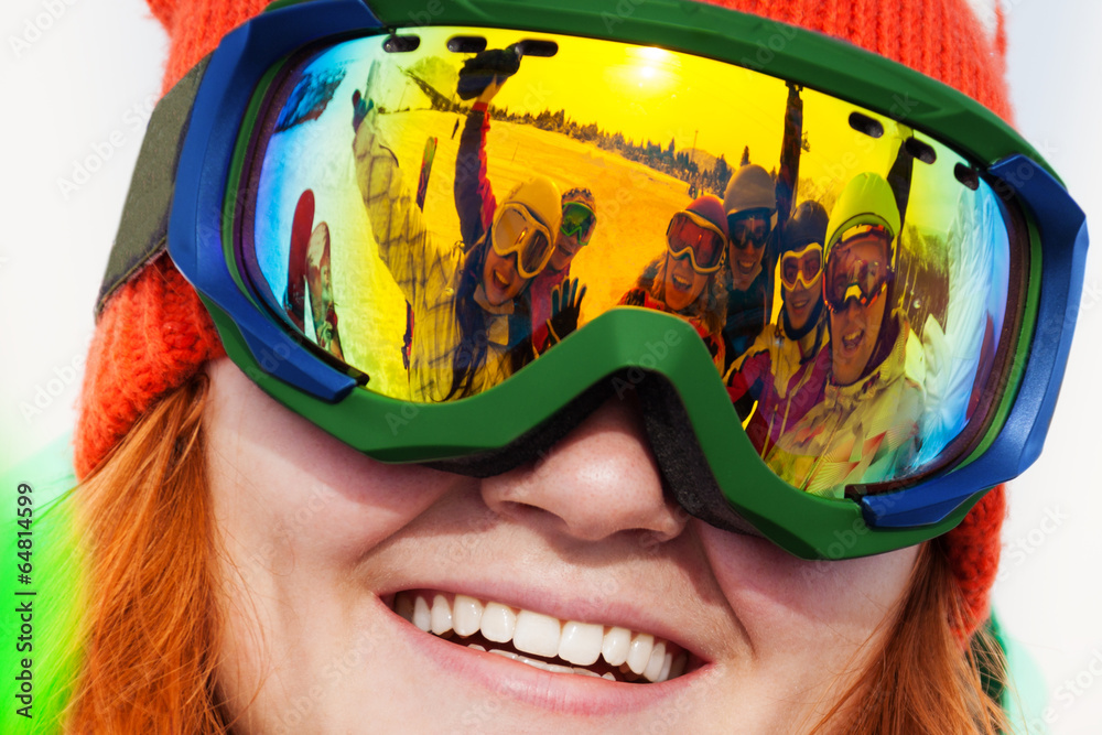 戴着滑雪面罩的微笑女孩