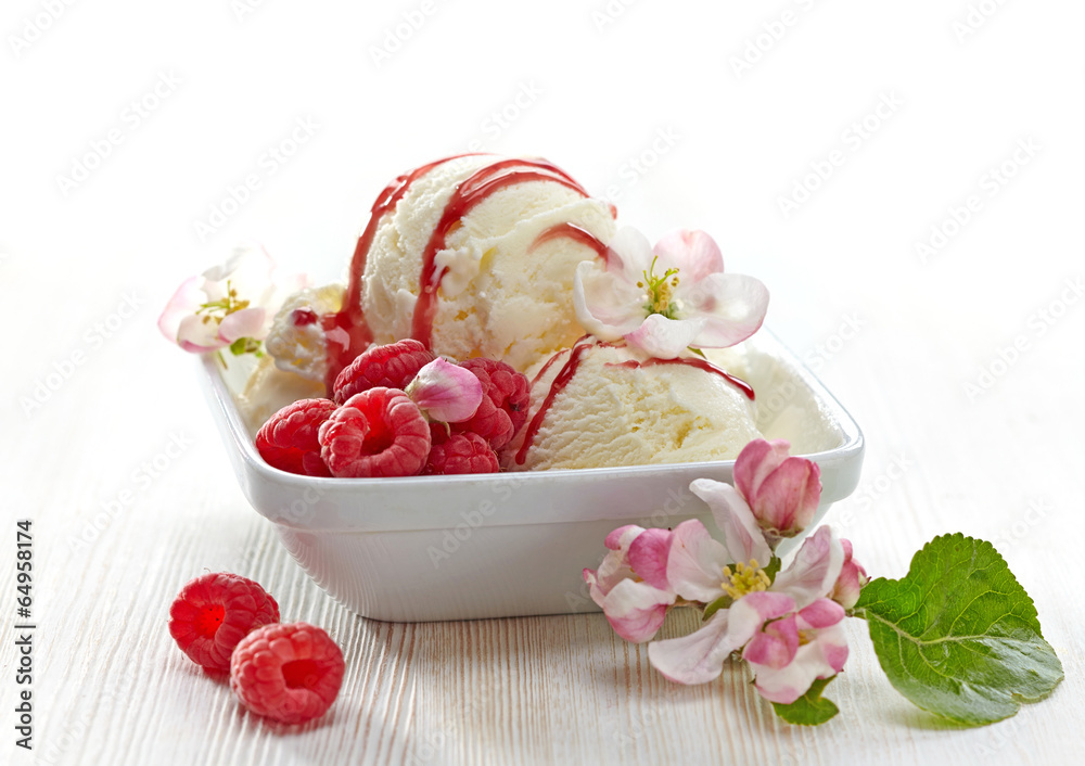 香草冰淇淋配新鲜浆果