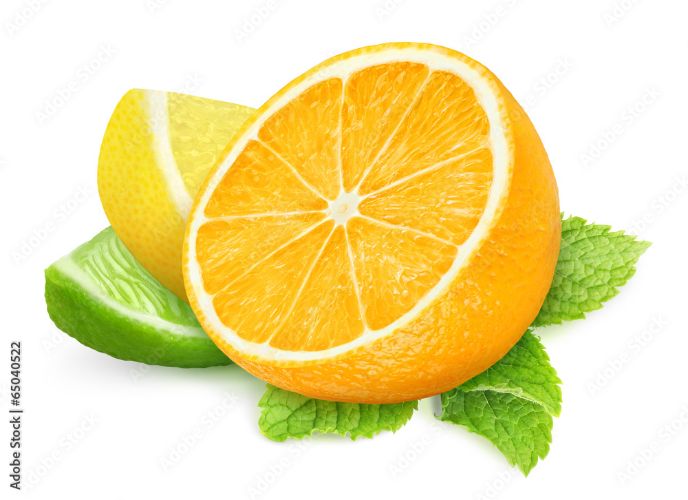 分离的柑橘类水果。白色背景上分离的橙子、柠檬和酸橙片和薄荷叶