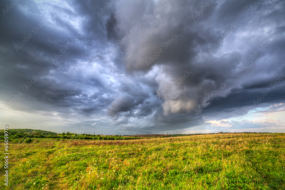 波兰草地上的夏季风暴
