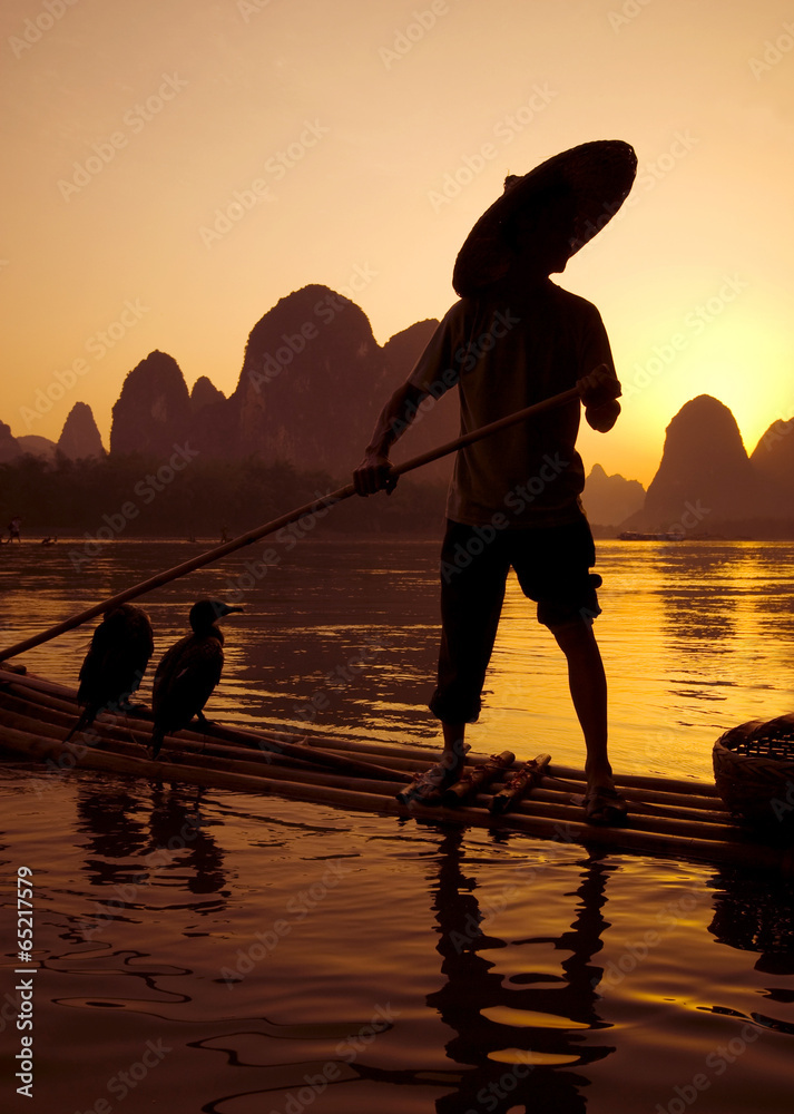 中国人在河里捕鱼