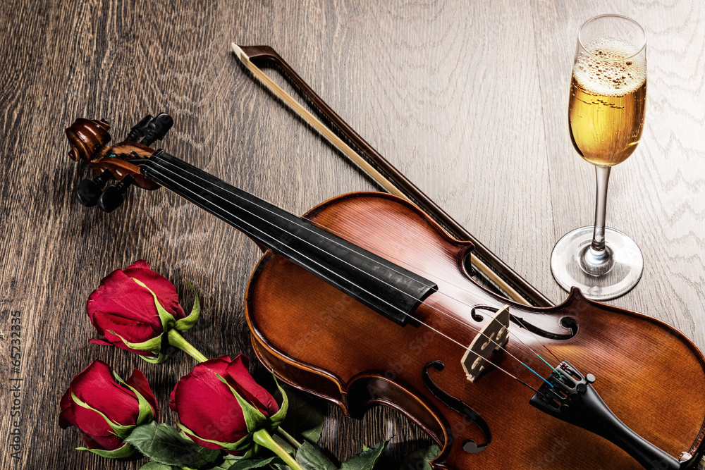 小提琴、玫瑰、一杯香槟和音乐书籍