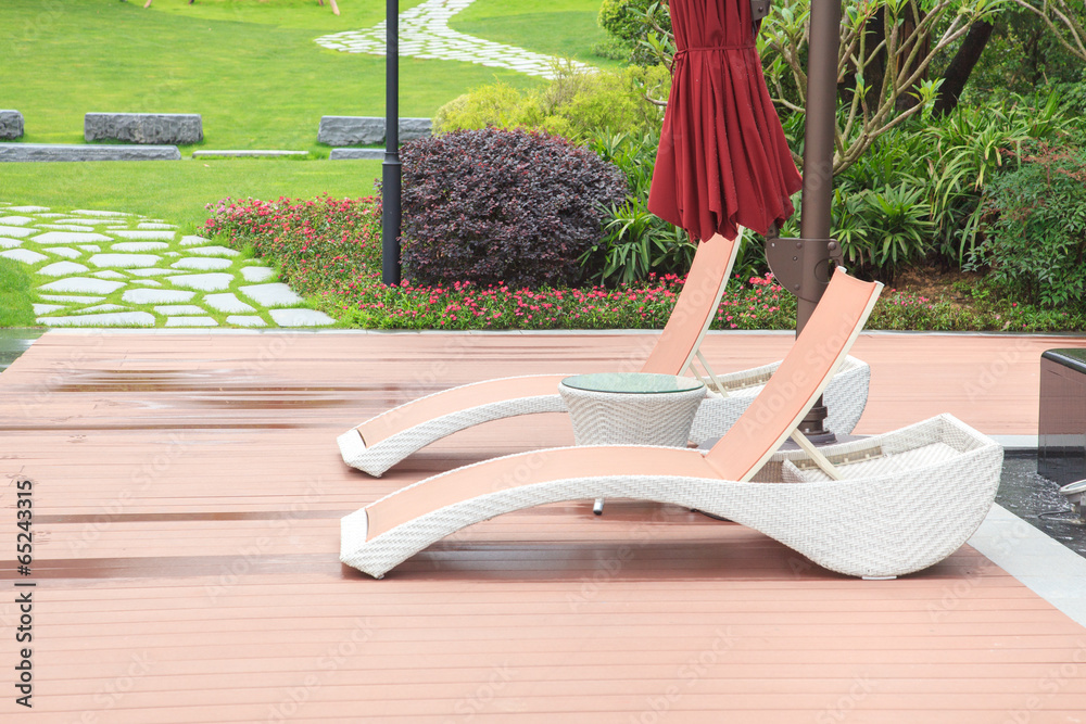 带gr的美丽夏季公园里的柳条躺椅和桌子
