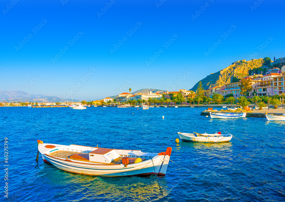 希腊Nafplio镇美丽的小渔船