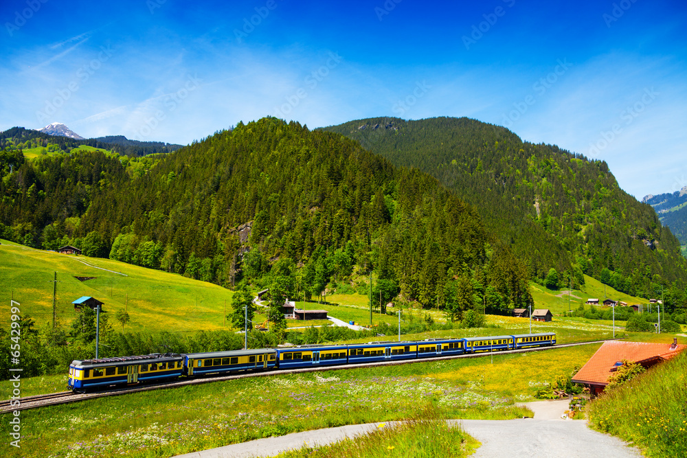 火车穿越瑞士山丘附近的乡村