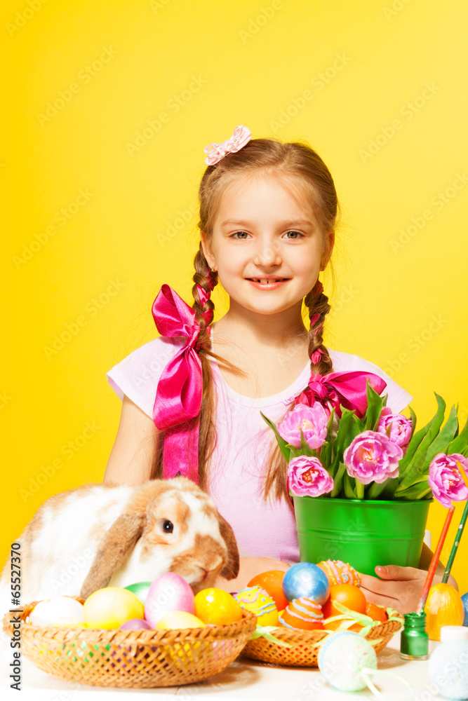 微笑的女孩拿着粉红色郁金香的桶
