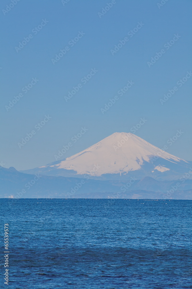 富士山和来自日本横须贺县砂见湾的海洋