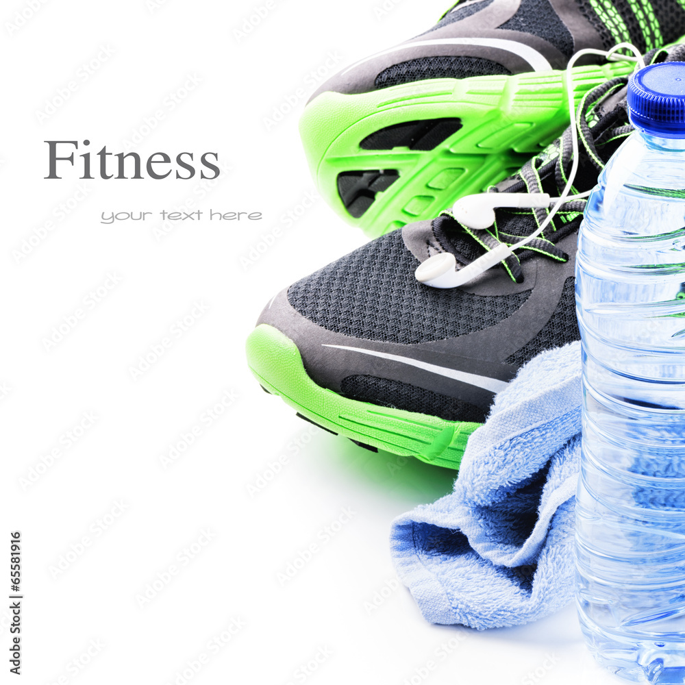 运动鞋和水瓶。健身概念