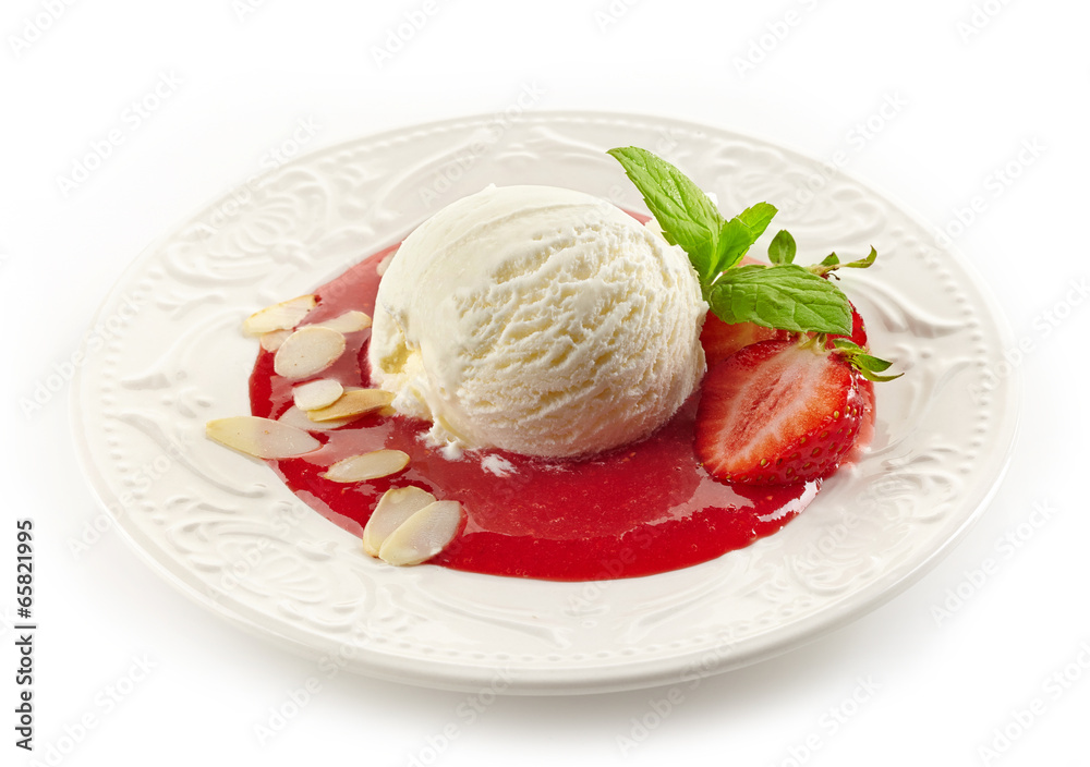 草莓冰淇淋甜点
