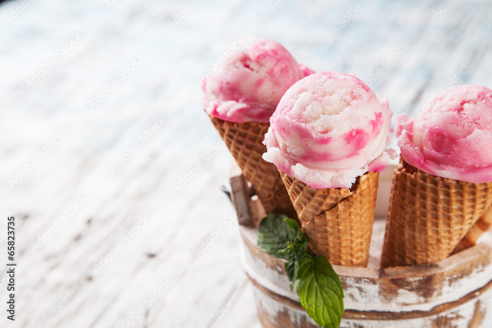 新鲜的冰淇淋在木头上的锥形勺