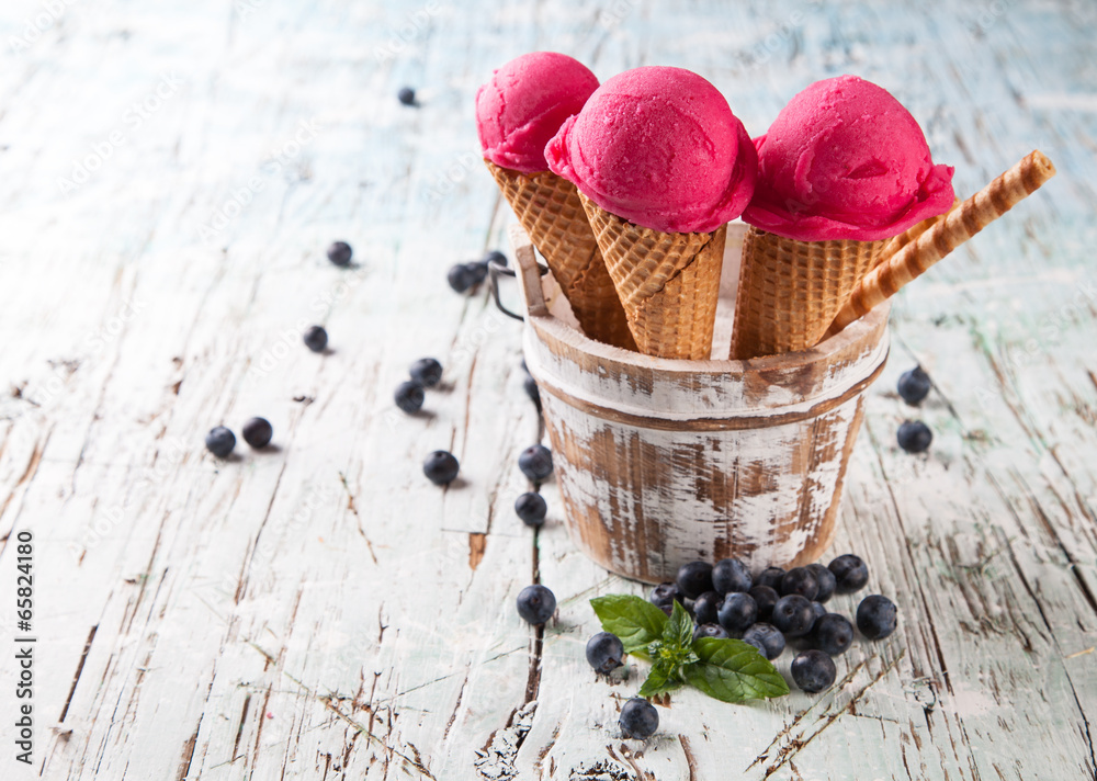 蓝莓新鲜冰淇淋勺装在木锥中
