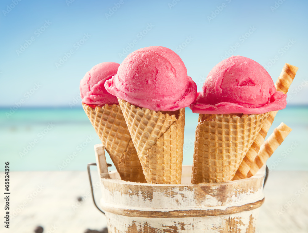 带模糊海滩的锥形冰淇淋勺