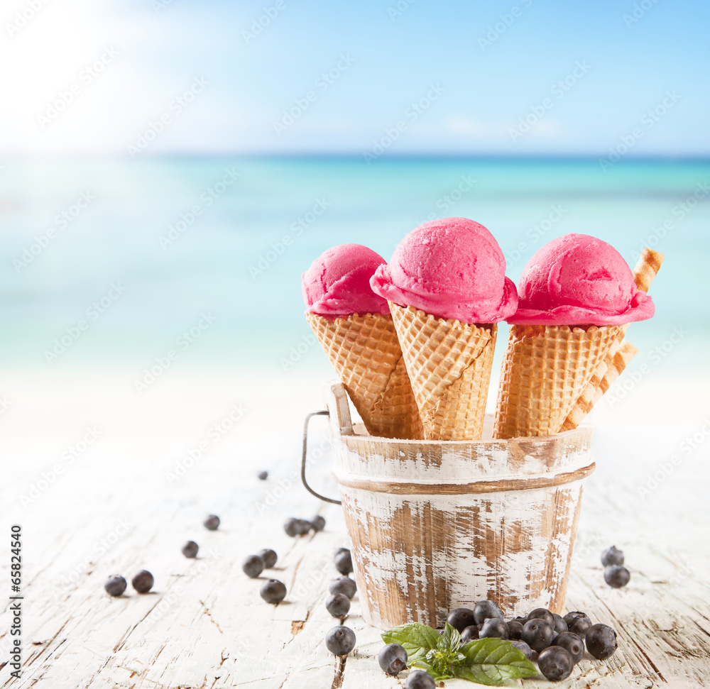 带模糊海滩的锥形冰淇淋勺