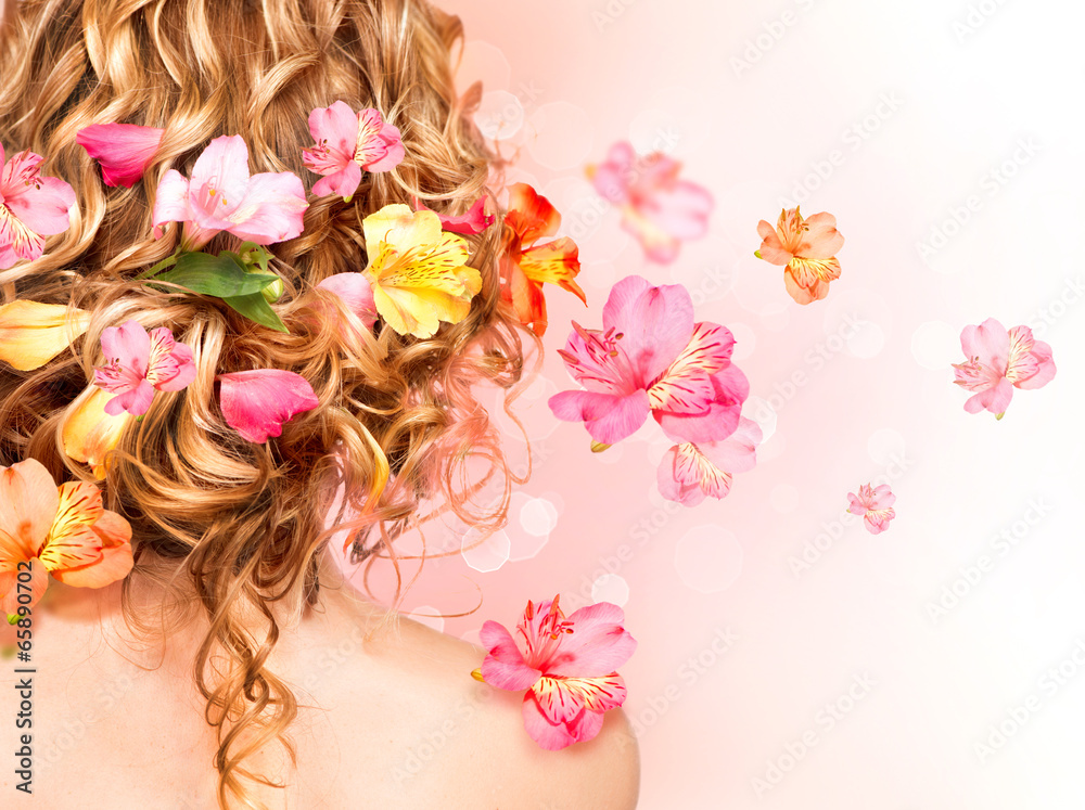 美丽健康的卷发饰以花朵