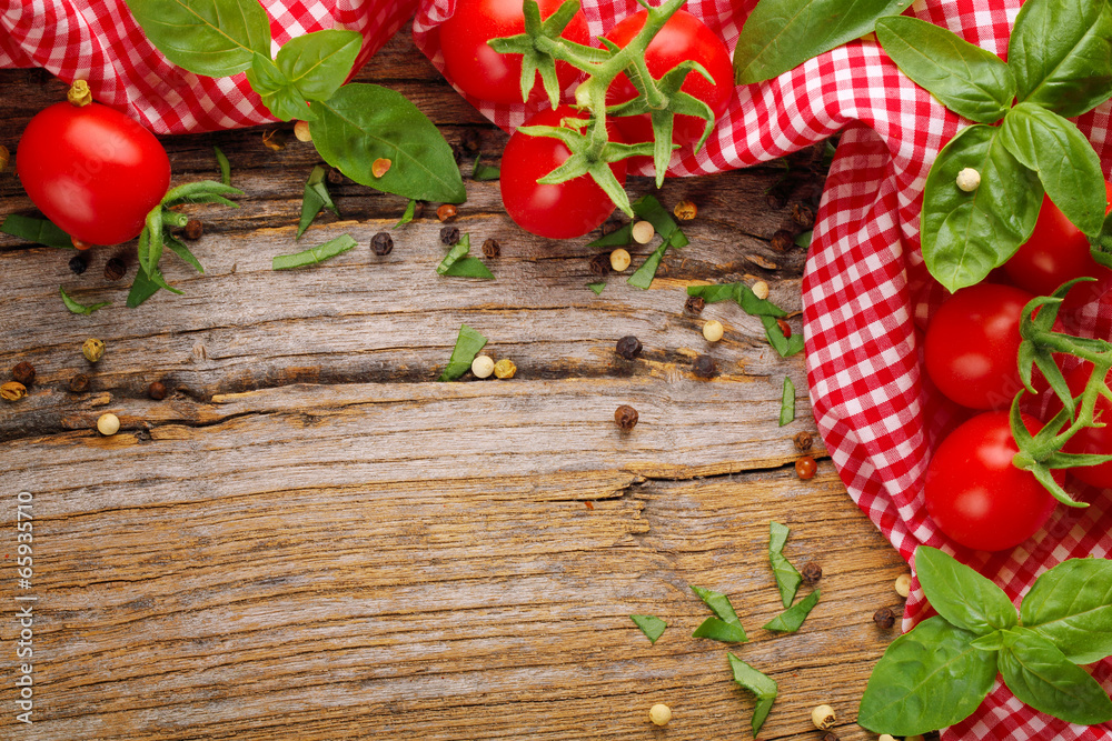 木桌上的番茄和香草