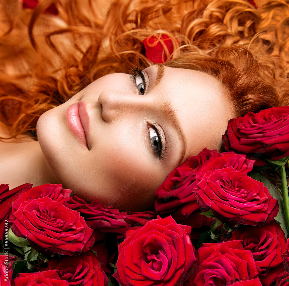 留着烫过的红头发和美丽的红玫瑰的女人