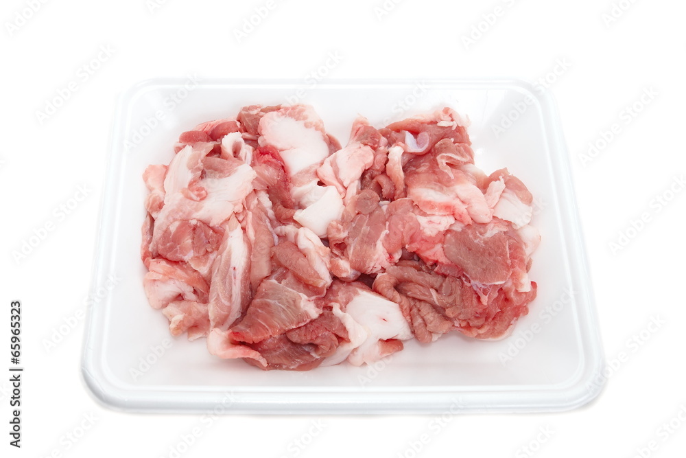 塑料托盘中切碎的新鲜红肉
