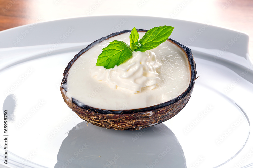 盘子里的椰子壳椰子冰淇淋
