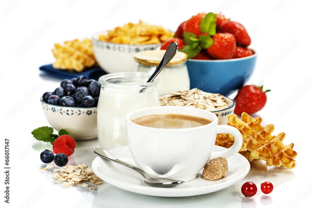 健康早餐-酸奶、咖啡、什锦早餐和浆果