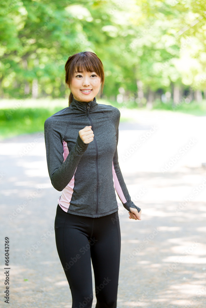 在公园慢跑的亚洲年轻女子