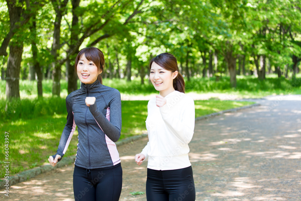 在公园慢跑的亚洲年轻女性