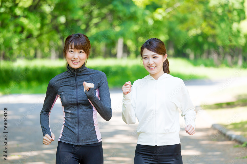 在公园慢跑的亚洲年轻女性