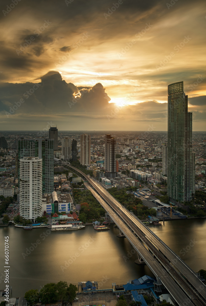 曼谷市河流的全景