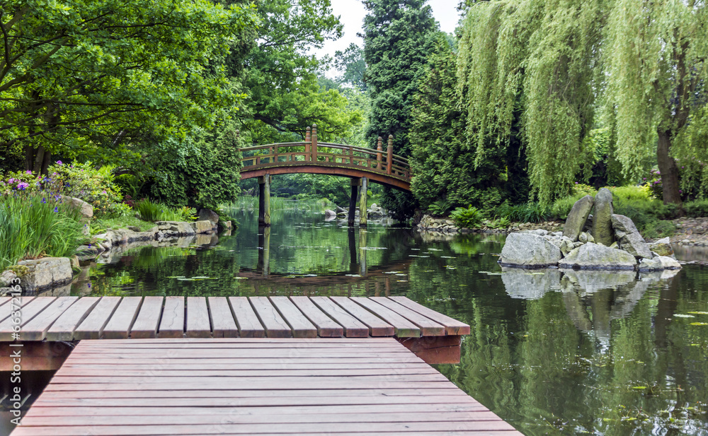 日本花园中的木码头