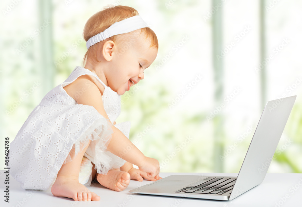 笔记本电脑上的女婴