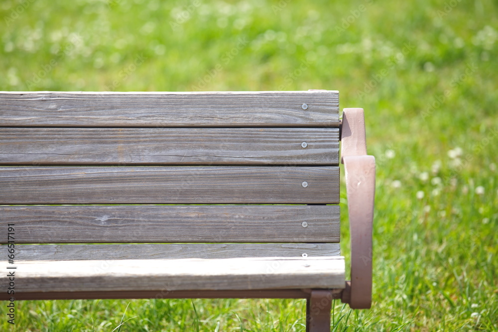 夏季公园的木制公园长椅