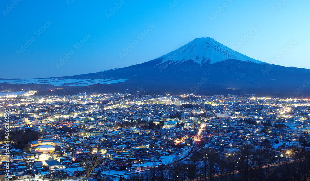 富士吉田镇冬季富士山
