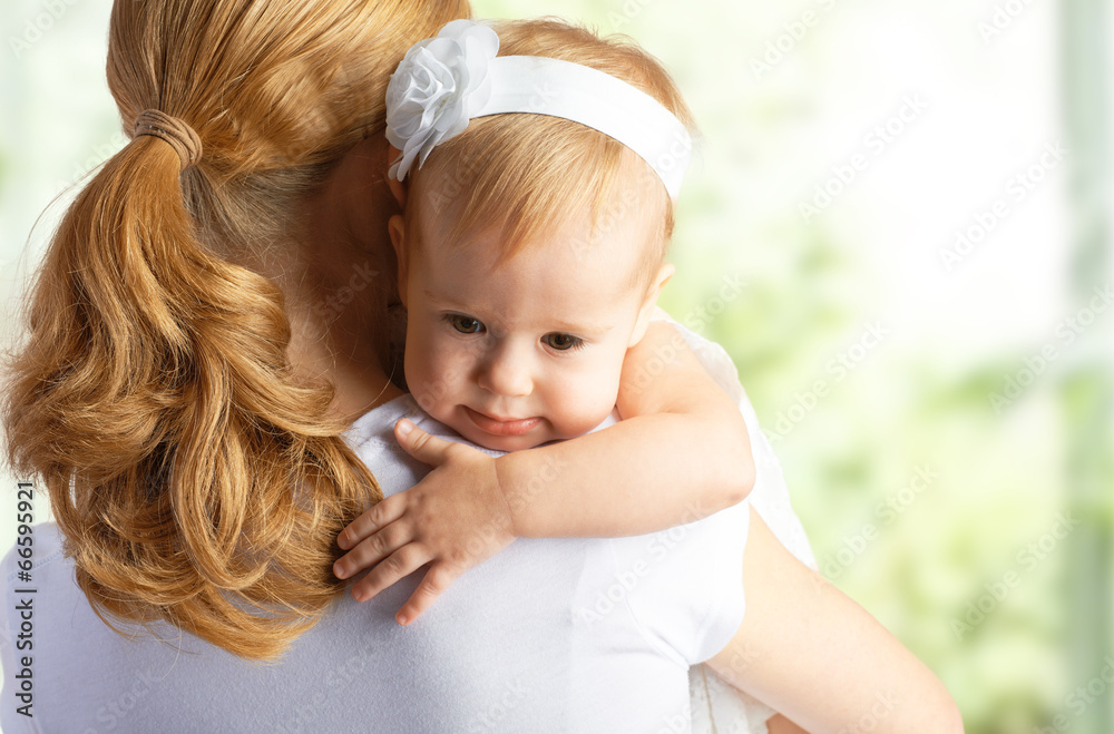 母亲拥抱并安慰她的宝贝女儿
