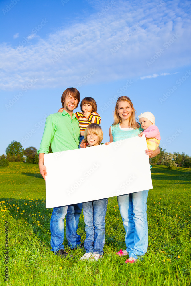 微笑的家庭持有白色方形纸张格式