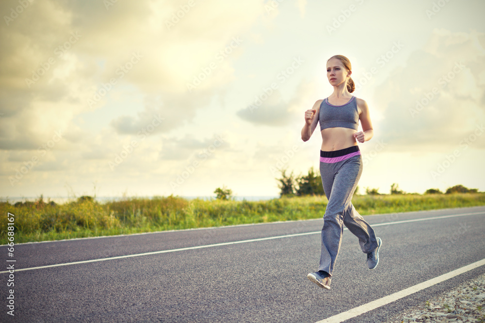 女性慢跑在大自然中奔跑