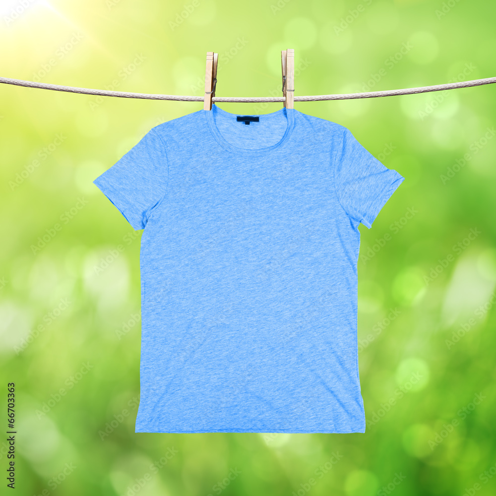 洗涤蓝色T恤