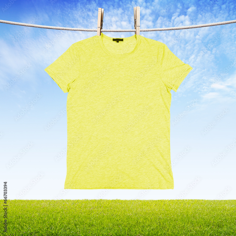 洗黄色T恤
