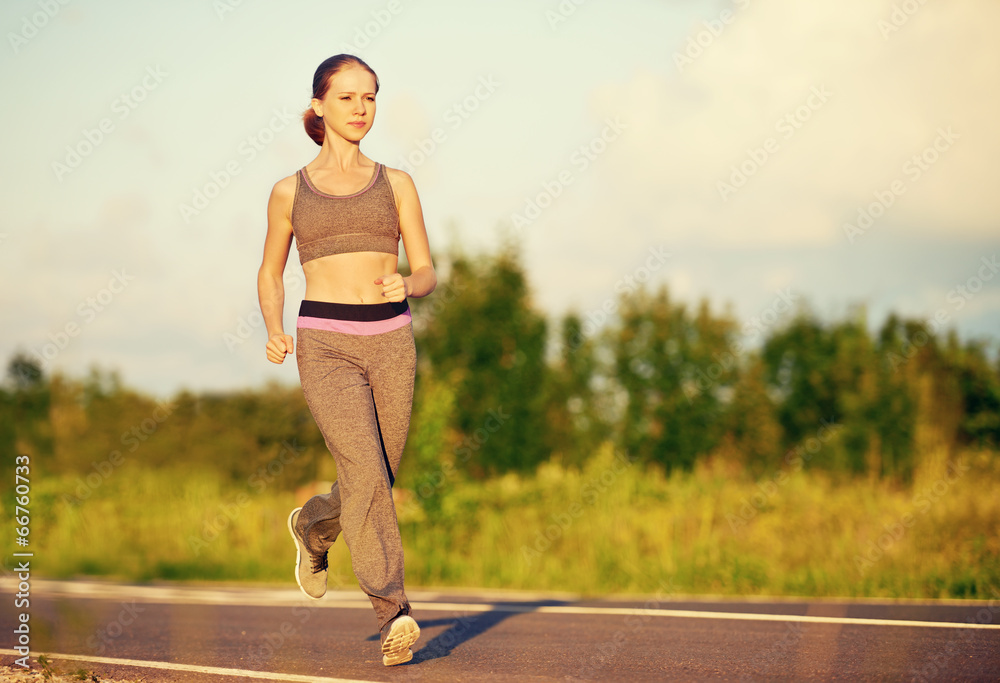 女性慢跑在大自然中奔跑