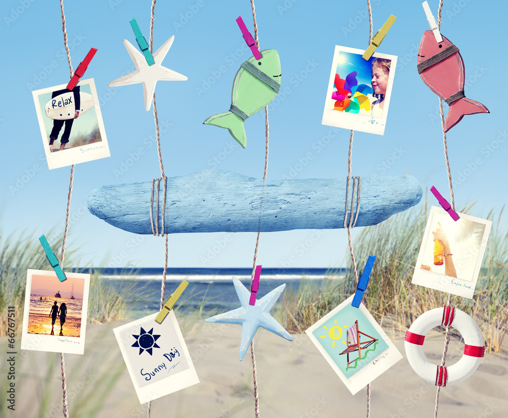 海滩上悬挂空标志和夏季物品