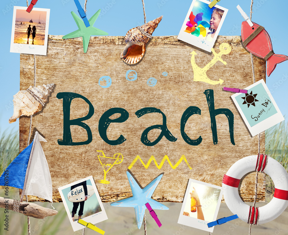 挂满夏日物品和照片的海滩标志牌