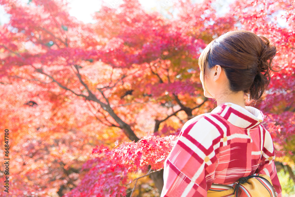 亚洲女子秋季穿日本和服