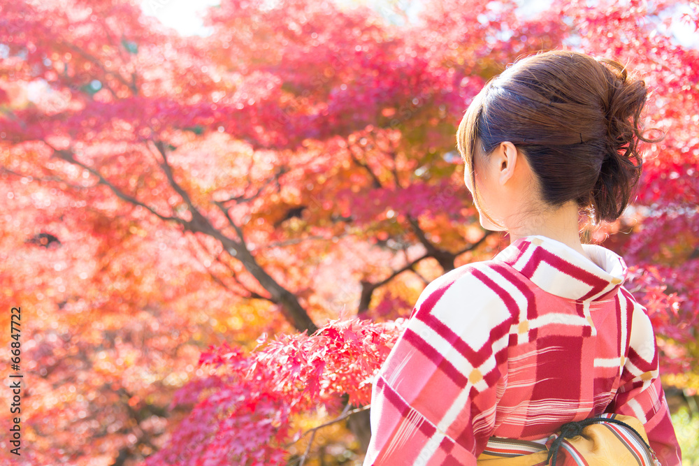 秋天穿日本和服的亚洲女人