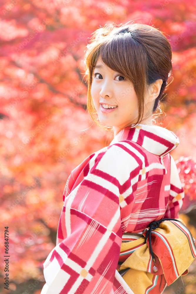 秋天穿日本和服的亚洲女人