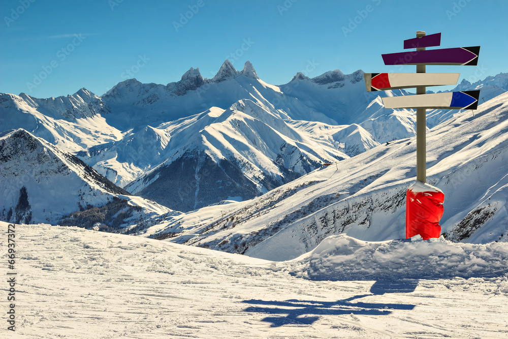 阿尔卑斯山上的高山和招牌，法国西贝勒